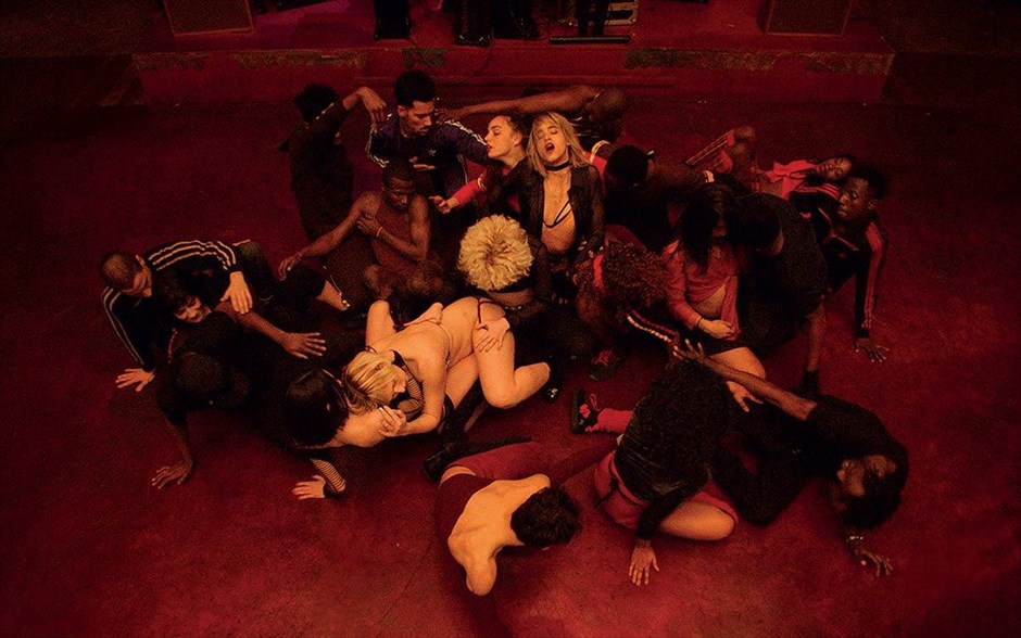 «Climax». Στο νέο φιλμ του Γκασπάρ Νοέ, ένα γκρουπ Γάλλων χορευτών συγκεντρώνονται σ’ ένα κλειστό οικοτροφείο στην καρδιά ενός δάσους, για μια τριήμερη πρόβα και για να μοιραστούν έναν τελευταίο χορό.