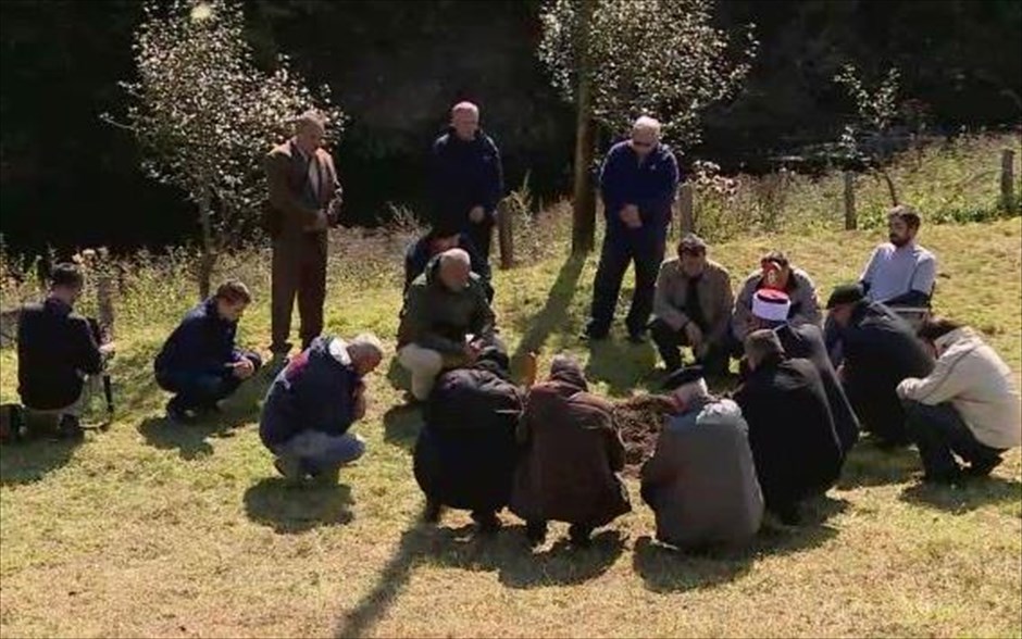 Οι Άντρες Δεν Κλαίνε. Η ταινία του Αλέν Ντρίζεβιτς μας μεταφέρει στη Βοσνία-Ερζεγοβίνη, δεκαπέντε χρόνια μετά τον πόλεμο, όπου μια ομάδα βετεράνων, με εμφανή τα σημάδια του πολέμου, από διαφορετικές πλευρές της γιουγκοσλαβικής σύγκρουσης, συγκεντρώνονται από μια ειρηνευτική Οργάνωση για να μοιραστούν τις εμπειρίες του πολέμου, και να προσπαθήσουν να ξαναχτίσουν τη χαμένη εμπιστοσύνη μεταξύ τους. Η συναισθηματική φόρτιση είναι μεγάλη καθώς παλιές έχθρες επανέρχονται στην επιφάνεια.