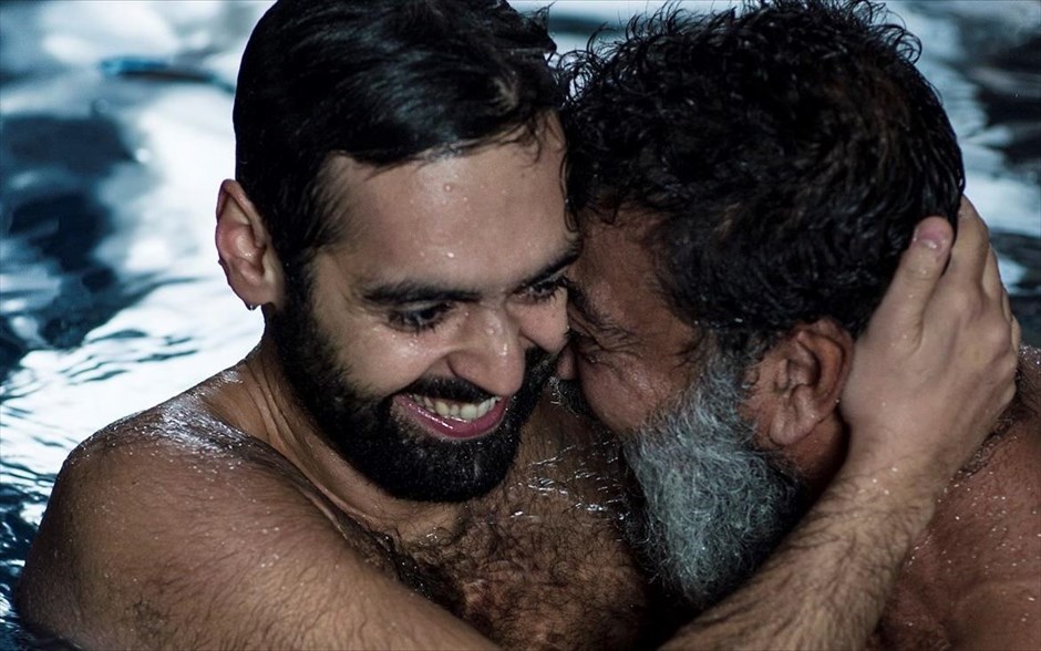 Με Διαβατήριο τη Γοητεία. Στo βραβευμένο ντεμπούτο του ιρανικής καταγωγής, κάτοικου Δανίας, Μιλάντ Αλαμί, φοβούμενος την απέλαση από τη Κοπεγχάγη, ένας 30χρονος Ιρανός προσποιείται κάθε μέρα έναν άλλο εαυτό, προσπαθώντας να γοητεύσει μία ακόμη γυναίκα ώστε να τον παντρευτεί και να καταφέρει να ανανεώσει την άδεια παραμονής του, η οποία&nbsp; λήγει σε λίγες ημέρες.