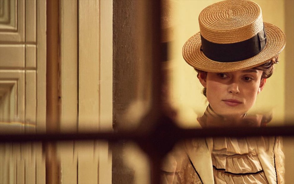 Colette . H ζωή και το έργο της εμβληματικής Γαλλίδας συγγραφέα της αβάν γκαρντ, Κολέτ, που μέσα από το έργο της έγινε σύμβολο της γυναικείας χειραφέτησης κατά τον 20ό αιώνα. Ο γάμος της με τον συγγραφέα Ανρί Γκοτιέ Βιλάρ την απομάκρυνε από την απλοϊκή ζωή της επαρχίας και την εισήγαγε στη θορυβώδη ζωή του Παρισιού.