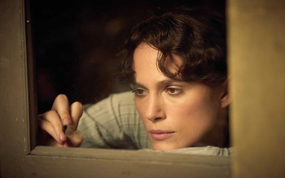 Colette . H ζωή και το έργο της εμβληματικής Γαλλίδας συγγραφέα της αβάν γκαρντ, Κολέτ, που μέσα από το έργο της έγινε σύμβολο της γυναικείας χειραφέτησης κατά τον 20ό αιώνα. Ο γάμος της με τον συγγραφέα Ανρί Γκοτιέ Βιλάρ την απομάκρυνε από την απλοϊκή ζωή της επαρχίας και την εισήγαγε στη θορυβώδη ζωή του Παρισιού.