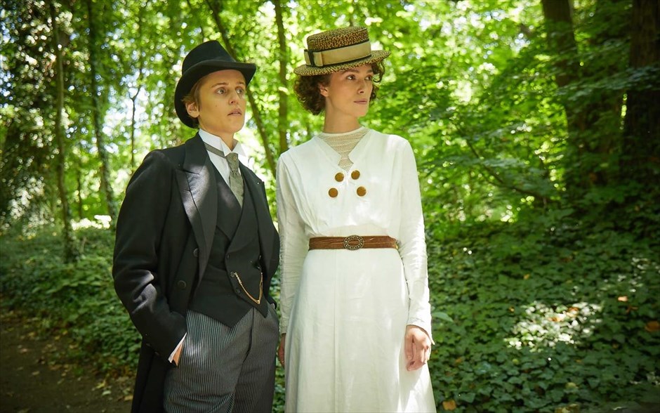 Colette . H ζωή και το έργο της εμβληματικής Γαλλίδας συγγραφέα της αβάν γκαρντ, Κολέτ, που μέσα από το έργο της έγινε σύμβολο της γυναικείας χειραφέτησης κατά τον 20ό αιώνα. Ο γάμος της με τον συγγραφέα Ανρί Γκοτιέ Βιλάρ την απομάκρυνε από την απλοϊκή ζωή της επαρχίας και την εισήγαγε στη θορυβώδη ζωή του Παρισιού.