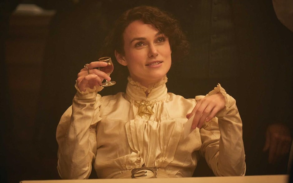 Colette . H ζωή και το έργο της εμβληματικής Γαλλίδας συγγραφέα της αβάν γκαρντ, Κολέτ, που μέσα από το έργο της έγινε σύμβολο της γυναικείας χειραφέτησης κατά τον 20ό αιώνα. Ο γάμος της με τον συγγραφέα Ανρί Γκοτιέ Βιλάρ την απομάκρυνε από την απλοϊκή ζωή της επαρχίας και την εισήγαγε στη θορυβώδη ζωή του Παρισιού.