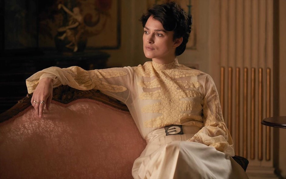Colette . H ζωή και το έργο της εμβληματικής Γαλλίδας συγγραφέα της αβάν γκαρντ, Κολέτ, που μέσα από το έργο της έγινε σύμβολο της γυναικείας χειραφέτησης κατά τον 20ό αιώνα. Ο γάμος της με τον συγγραφέα Ανρί Γκοτιέ Βιλάρ την απομάκρυνε από την απλοϊκή ζωή της επαρχίας και την εισήγαγε στη θορυβώδη ζωή του Παρισιού.