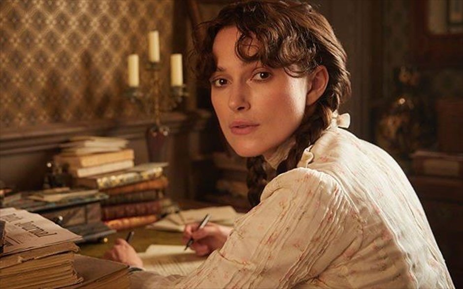 Colette . H ζωή και το έργο της εμβληματικής Γαλλίδας συγγραφέα της αβάν γκαρντ, Κολέτ, που μέσα από το έργο της έγινε σύμβολο της γυναικείας χειραφέτησης κατά τον 20ό αιώνα. Ο γάμος της με τον συγγραφέα Ανρί Γκοτιέ Βιλάρ την απομάκρυνε από την απλοϊκή ζωή της επαρχίας και την εισήγαγε στη θορυβώδη ζωή του Παρισιού.