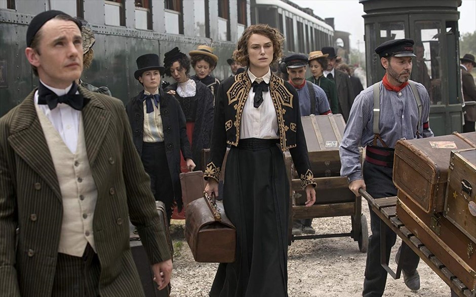 Colette . H ζωή και το έργο της εμβληματικής Γαλλίδας συγγραφέα της αβάν γκαρντ, Κολέτ, που μέσα από το έργο της έγινε σύμβολο της γυναικείας χειραφέτησης κατά τον 20ό αιώνα. Ο γάμος της με τον συγγραφέα Ανρί Γκοτιέ Βιλάρ την απομάκρυνε από την απλοϊκή ζωή της επαρχίας και την εισήγαγε στη θορυβώδη ζωή του Παρισιού.