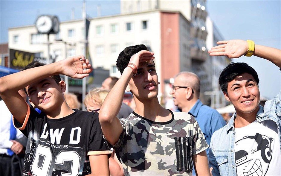 Ευρώπη, το Όνειρο. Στο ντοκιμαντέρ της Αννέτας Παπαθανασίου και του Άγγελου Κοβότσου, τρεις έφηβοι -ένας Έλληνας, ένας Σύρος, και ένας Αφγανός- ονειρεύονται μία ελεύθερη και άνετη ζωή σε μια «τέλεια» Ευρώπη. Μέσα από τις αγωνιώδεις προσωπικές τους διαδρομές, που τους φέρνουν πιο κοντά στο όνειρό τους, διαπιστώνουν πως τέλεια Ευρώπη δεν υπάρχει και πως τα όνειρά τους μπορούν να ακυρωθούν μέσα από σκληρές πρακτικές και εφιαλτικές καταστάσεις.