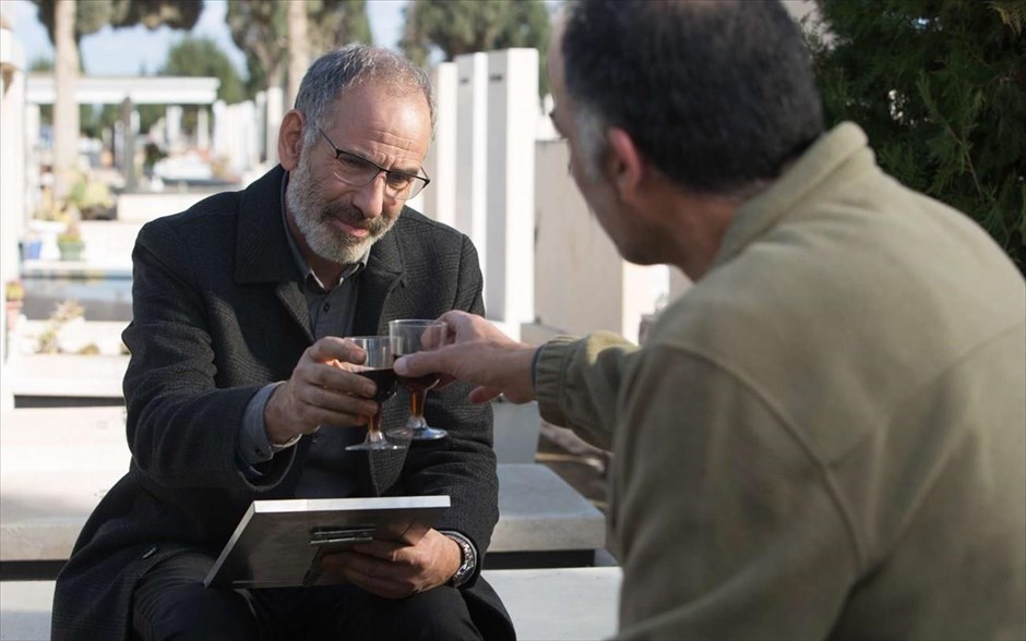 «Πόθος». Ένας ευκατάστατος πενηντάρης εργένης λαμβάνει ένα τηλεφώνημα από την σύντροφο που είχε είκοσι χρόνια πριν, η οποία τον ενημερώνει πως όταν χώρισαν εκείνη ήταν έγκυος και κράτησε το παιδί, ένα αξιολάτρευτο αγόρι.