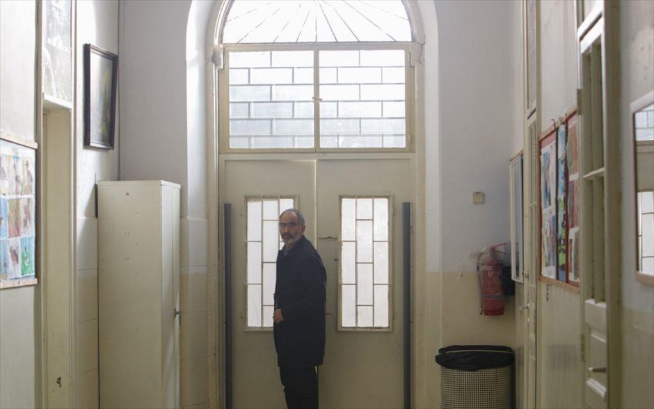 «Πόθος». Ένας ευκατάστατος πενηντάρης εργένης λαμβάνει ένα τηλεφώνημα από την σύντροφο που είχε είκοσι χρόνια πριν, η οποία τον ενημερώνει πως όταν χώρισαν εκείνη ήταν έγκυος και κράτησε το παιδί, ένα αξιολάτρευτο αγόρι.