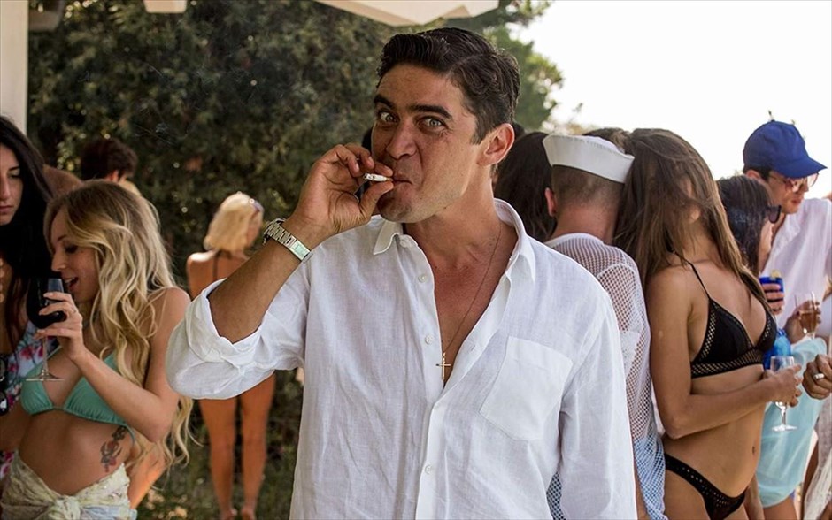 Loro. Η βιογραφία του Σίλβιο Μπερλουσκόνι κατά τον Πάολο Σορεντίνο, σε μια ενιαία ταινία που ενώνει τα δύο μέρη που ήταν η μορφή με την οποία κυκλοφόρησε στην Ιταλία.