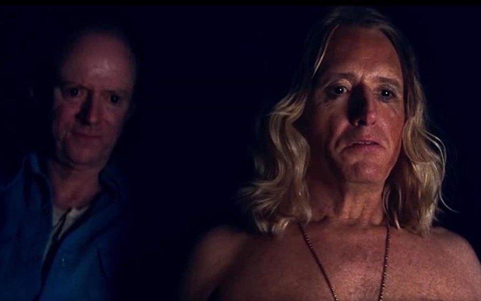 Mandy. Ο Ρεντ και η Μάντι, ένα περιθωριακό και αγαπημένο ζευγάρι, ζουν γαλήνια στο δάσος, μέχρι που το καταφύγιό τους δέχεται ανελέητη επίθεση από μία παρανοϊκή θρησκευτική σέκτα.