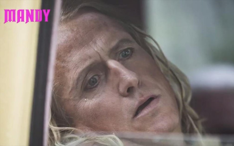 Mandy. Ο Ρεντ και η Μάντι, ένα περιθωριακό και αγαπημένο ζευγάρι, ζουν γαλήνια στο δάσος, μέχρι που το καταφύγιό τους δέχεται ανελέητη επίθεση από μία παρανοϊκή θρησκευτική σέκτα.