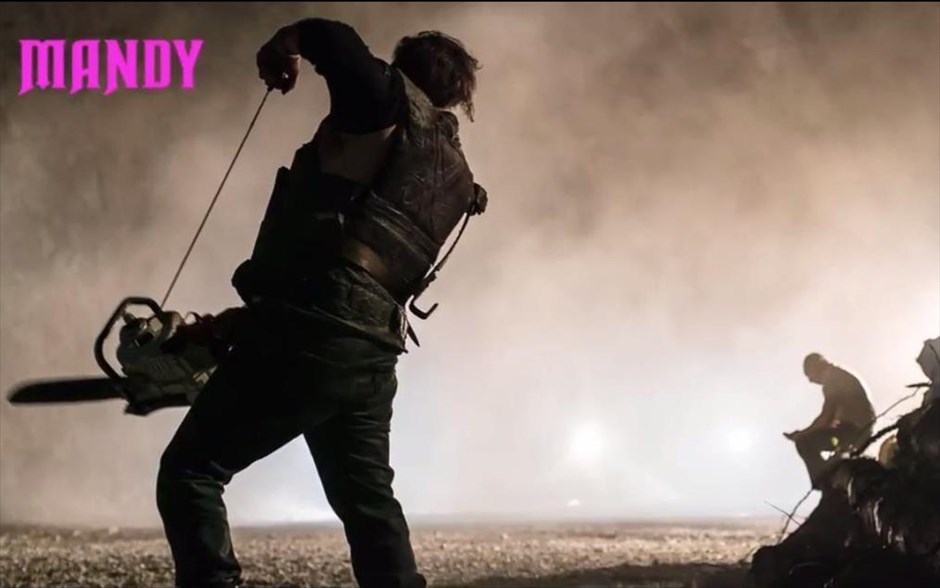 Mandy. Ο Ρεντ και η Μάντι, ένα περιθωριακό και αγαπημένο ζευγάρι, ζουν γαλήνια στο δάσος, μέχρι που το καταφύγιό τους δέχεται ανελέητη επίθεση από μία παρανοϊκή θρησκευτική σέκτα.