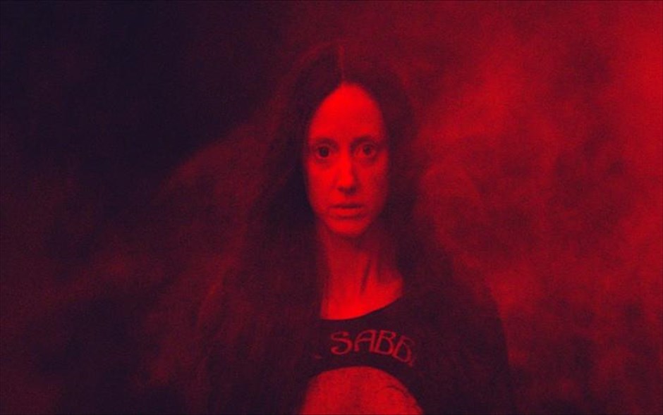 Mandy. Ο Ρεντ και η Μάντι, ένα περιθωριακό και αγαπημένο ζευγάρι, ζουν γαλήνια στο δάσος, μέχρι που το καταφύγιό τους δέχεται ανελέητη επίθεση από μία παρανοϊκή θρησκευτική σέκτα.