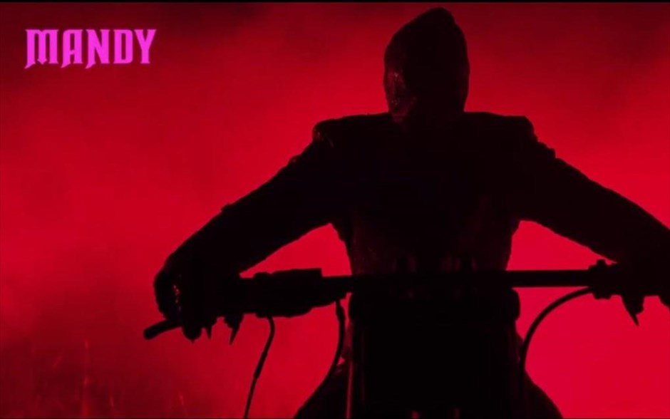 Mandy. Ο Ρεντ και η Μάντι, ένα περιθωριακό και αγαπημένο ζευγάρι, ζουν γαλήνια στο δάσος, μέχρι που το καταφύγιό τους δέχεται ανελέητη επίθεση από μία παρανοϊκή θρησκευτική σέκτα.