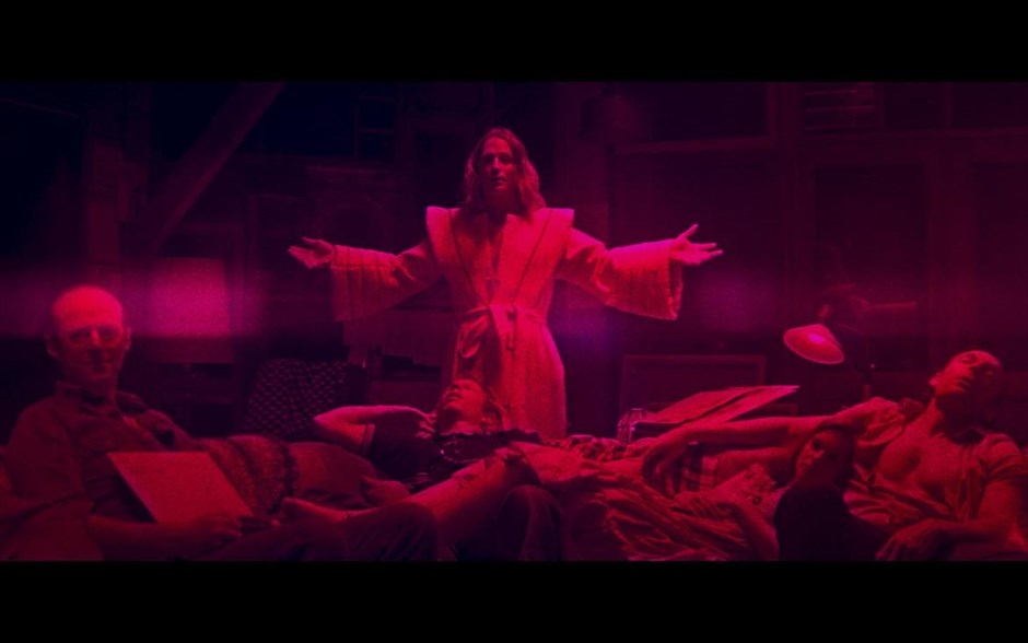 Mandy. Ο Ρεντ και η Μάντι, ένα περιθωριακό και αγαπημένο ζευγάρι, ζουν γαλήνια στο δάσος, μέχρι που το καταφύγιό τους δέχεται ανελέητη επίθεση από μία παρανοϊκή θρησκευτική σέκτα.