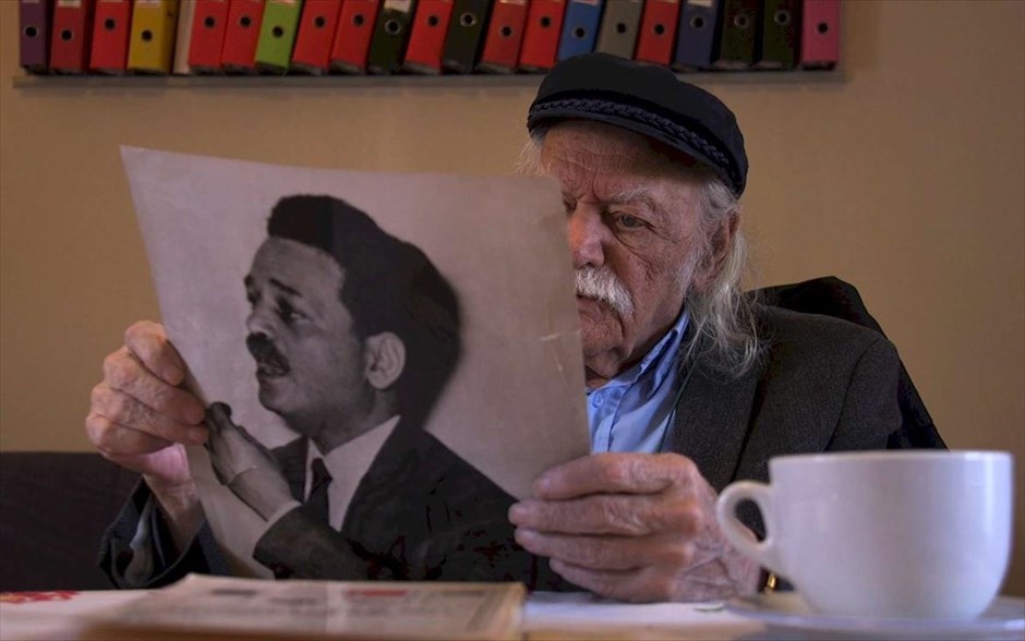 Ο Τελευταίος Παρτιζάνος. Το ντοκιμαντέρ του Ανδρέα Χατζηπατέρα ακολουθεί τον Μανώλη Γλέζο στο ασταμάτητο, πυρετώδες, καθημερινό του πρόγραμμα, αλλά και στο ταξίδι του στην Ευρωβουλή, σκιαγραφώντας τον άνθρωπο που κρύβεται πίσω από τον μύθο.