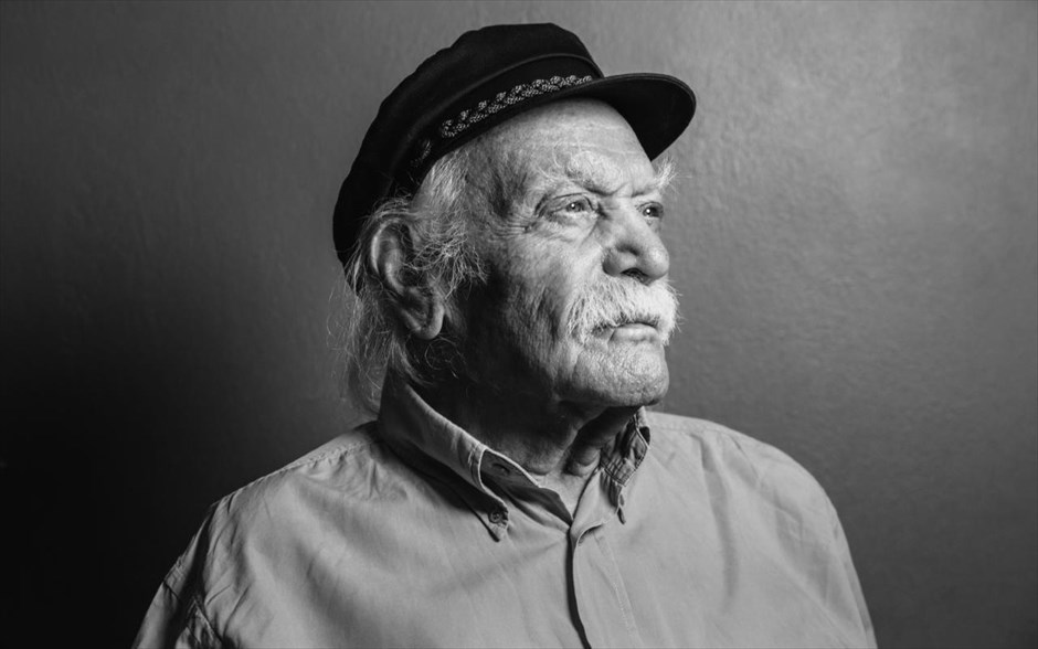 Ο Τελευταίος Παρτιζάνος. Το ντοκιμαντέρ του Ανδρέα Χατζηπατέρα ακολουθεί τον Μανώλη Γλέζο στο ασταμάτητο, πυρετώδες, καθημερινό του πρόγραμμα, αλλά και στο ταξίδι του στην Ευρωβουλή, σκιαγραφώντας τον άνθρωπο που κρύβεται πίσω από τον μύθο.