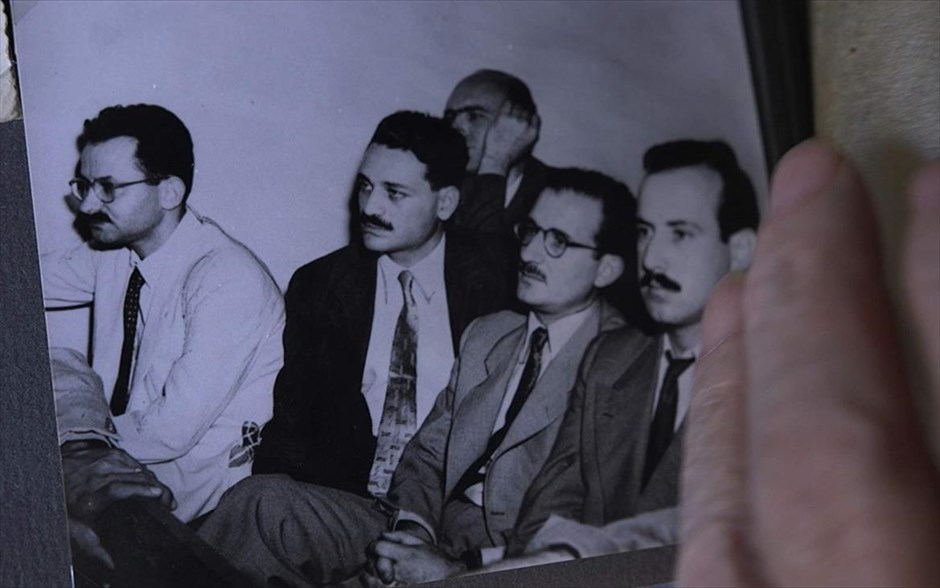 Ο Τελευταίος Παρτιζάνος. Το ντοκιμαντέρ του Ανδρέα Χατζηπατέρα ακολουθεί τον Μανώλη Γλέζο στο ασταμάτητο, πυρετώδες, καθημερινό του πρόγραμμα, αλλά και στο ταξίδι του στην Ευρωβουλή, σκιαγραφώντας τον άνθρωπο που κρύβεται πίσω από τον μύθο.