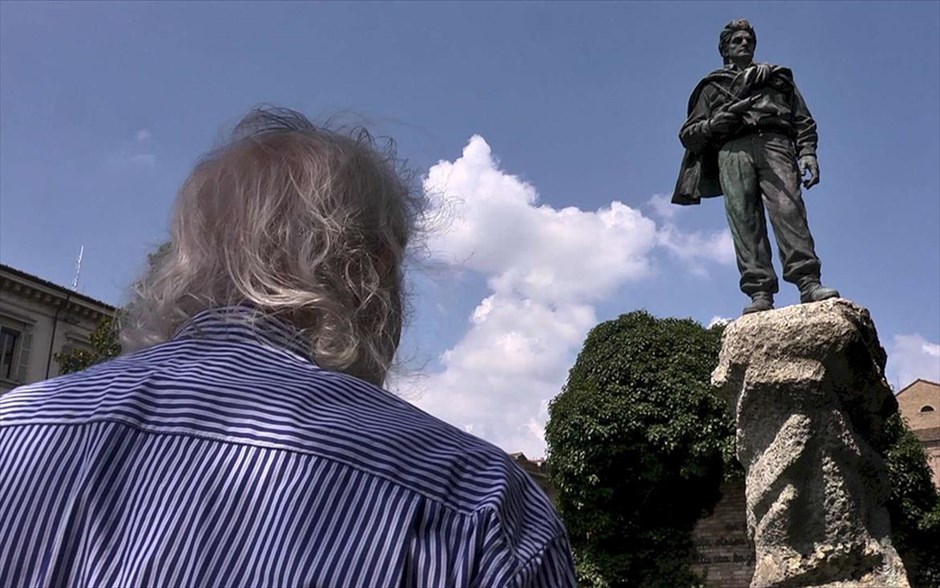 Ο Τελευταίος Παρτιζάνος. Το ντοκιμαντέρ του Ανδρέα Χατζηπατέρα ακολουθεί τον Μανώλη Γλέζο στο ασταμάτητο, πυρετώδες, καθημερινό του πρόγραμμα, αλλά και στο ταξίδι του στην Ευρωβουλή, σκιαγραφώντας τον άνθρωπο που κρύβεται πίσω από τον μύθο.