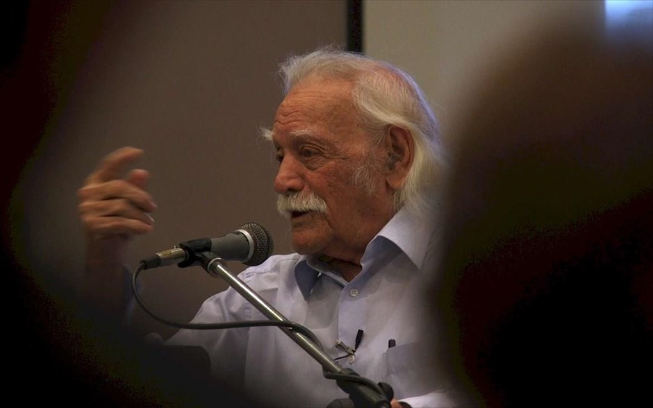 Ο Τελευταίος Παρτιζάνος. Το ντοκιμαντέρ του Ανδρέα Χατζηπατέρα ακολουθεί τον Μανώλη Γλέζο στο ασταμάτητο, πυρετώδες, καθημερινό του πρόγραμμα, αλλά και στο ταξίδι του στην Ευρωβουλή, σκιαγραφώντας τον άνθρωπο που κρύβεται πίσω από τον μύθο.
