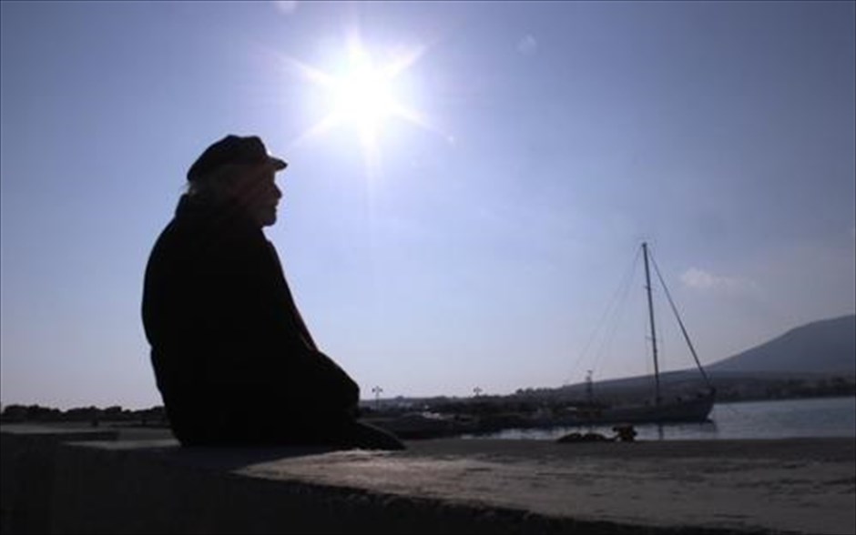 Ο Τελευταίος Παρτιζάνος. Το ντοκιμαντέρ του Ανδρέα Χατζηπατέρα ακολουθεί τον Μανώλη Γλέζο στο ασταμάτητο, πυρετώδες, καθημερινό του πρόγραμμα, αλλά και στο ταξίδι του στην Ευρωβουλή, σκιαγραφώντας τον άνθρωπο που κρύβεται πίσω από τον μύθο.