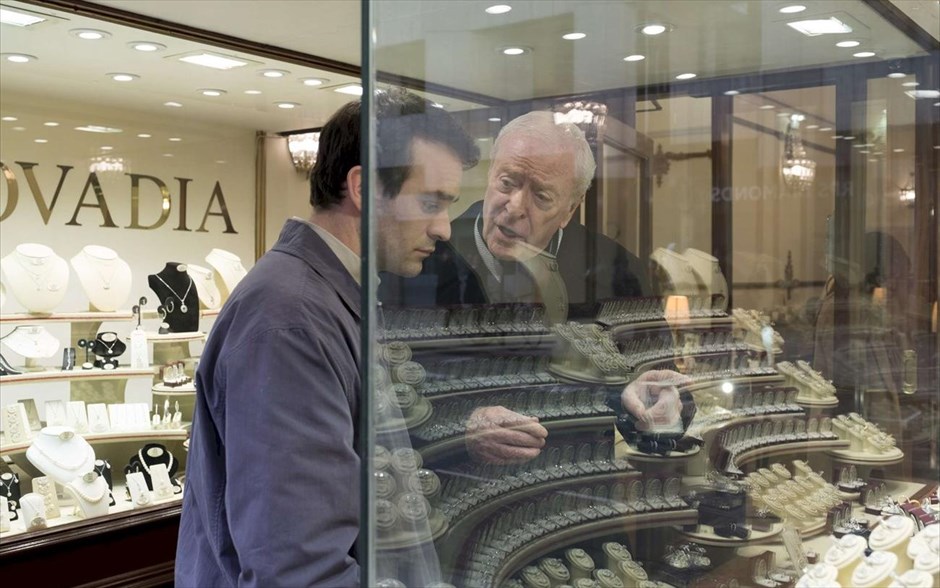 Εντιμότατοι Κλέφτες. Στην περιπέτεια δράσης του Τζέιμς Μαρς -με τους γερόλυκους του βρετανικού σινεμά Μάικλ Κέιν, Τζιμ Μπρόουντμπεντ, Τομ Κόρτνεϊ, Τσάρλι Κοξ, Πολ Γουάιτχαουζ, Μάικλ Γκαμπόν, Ρέι Γουίνστοουν- ένας άλλοτε διάσημος κλέφτης που πλέον είναι 77 ετών, συγκροτεί μια συμμορία από αλλοπρόσαλλους εγκληματίες, με σκοπό να διαπράξουν μια πρωτοφανή ληστεία.