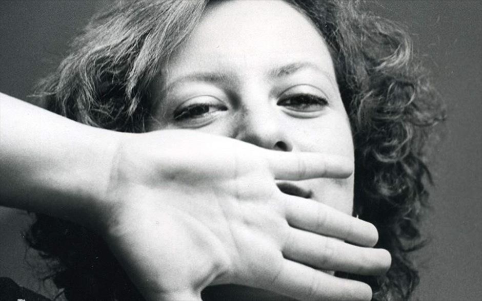  «λπ» . Στην πρώτη μεγάλου μήκους ταινία του, ο σκηνοθέτης Χρήστος Πέτρου υπογράφει ένα ντοκιμαντέρ για την ιέρεια της ελληνικής electronica, Λένα Πλάτωνος.