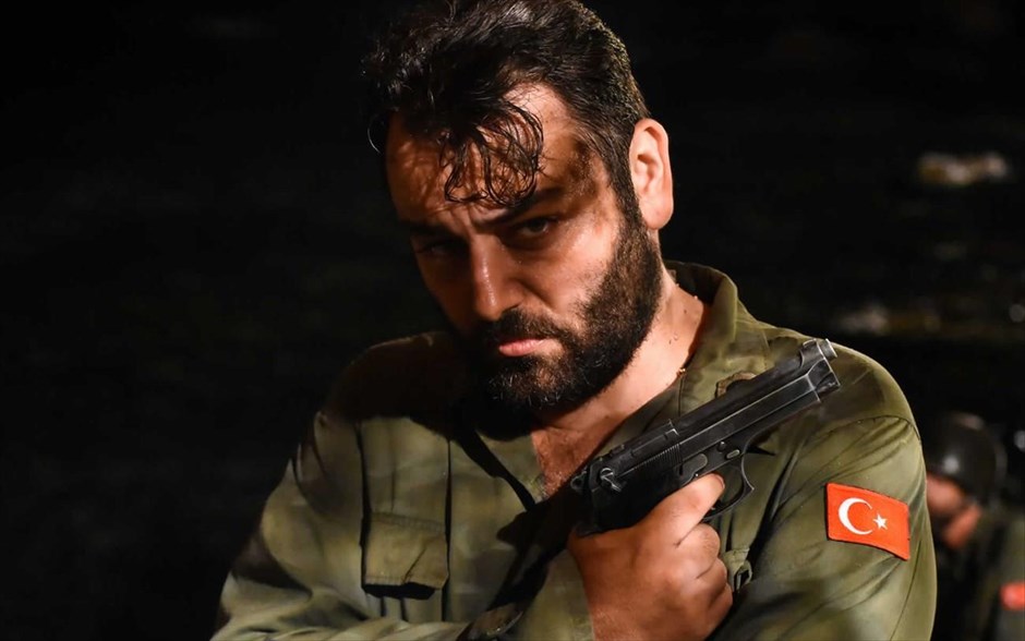 Αιγαίο SOS. Στην κωμωδία του τηλεοπτικά έμπειρου Πιέρρου Ανδρακάκου («Οι βασιλιάδες», «Ταμάμ»), με καστ γνωστών ηθοποιών -Θοδωρής Αθερίδης, Πάνος Βλάχος, Ευαγγελία Συριοπούλου-, ελληνικές και τουρκικές φρεγάτες οργώνουν το Αιγαίο, όταν ένας μεγάλος σεισμός φέρνει στην επιφάνεια μια βραχονησίδα σε διεθνή χωρικά ύδατα.