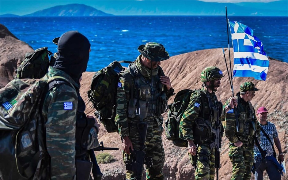 Αιγαίο SOS. Στην κωμωδία του τηλεοπτικά έμπειρου Πιέρρου Ανδρακάκου («Οι βασιλιάδες», «Ταμάμ»), με καστ γνωστών ηθοποιών -Θοδωρής Αθερίδης, Πάνος Βλάχος, Ευαγγελία Συριοπούλου-, ελληνικές και τουρκικές φρεγάτες οργώνουν το Αιγαίο, όταν ένας μεγάλος σεισμός φέρνει στην επιφάνεια μια βραχονησίδα σε διεθνή χωρικά ύδατα.