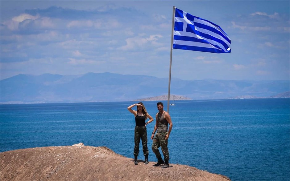 Αιγαίο SOS. Στην κωμωδία του τηλεοπτικά έμπειρου Πιέρρου Ανδρακάκου («Οι βασιλιάδες», «Ταμάμ»), με καστ γνωστών ηθοποιών -Θοδωρής Αθερίδης, Πάνος Βλάχος, Ευαγγελία Συριοπούλου-, ελληνικές και τουρκικές φρεγάτες οργώνουν το Αιγαίο, όταν ένας μεγάλος σεισμός φέρνει στην επιφάνεια μια βραχονησίδα σε διεθνή χωρικά ύδατα.