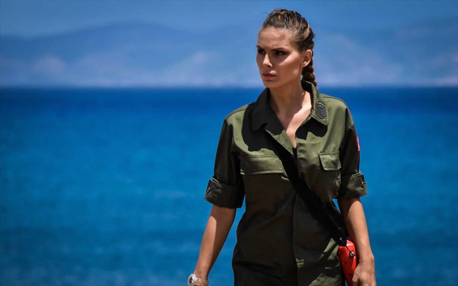 Αιγαίο SOS. Στην κωμωδία του τηλεοπτικά έμπειρου Πιέρρου Ανδρακάκου («Οι βασιλιάδες», «Ταμάμ»), με καστ γνωστών ηθοποιών -Θοδωρής Αθερίδης, Πάνος Βλάχος, Ευαγγελία Συριοπούλου-, ελληνικές και τουρκικές φρεγάτες οργώνουν το Αιγαίο, όταν ένας μεγάλος σεισμός φέρνει στην επιφάνεια μια βραχονησίδα σε διεθνή χωρικά ύδατα.