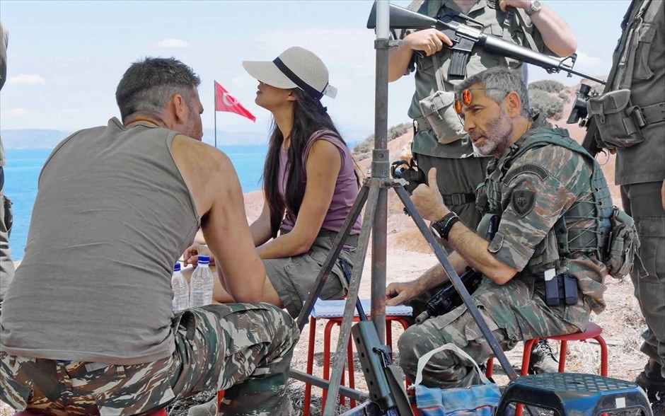 Αιγαίο SOS. Στην κωμωδία του τηλεοπτικά έμπειρου Πιέρρου Ανδρακάκου («Οι βασιλιάδες», «Ταμάμ»), με καστ γνωστών ηθοποιών -Θοδωρής Αθερίδης, Πάνος Βλάχος, Ευαγγελία Συριοπούλου-, ελληνικές και τουρκικές φρεγάτες οργώνουν το Αιγαίο, όταν ένας μεγάλος σεισμός φέρνει στην επιφάνεια μια βραχονησίδα σε διεθνή χωρικά ύδατα.