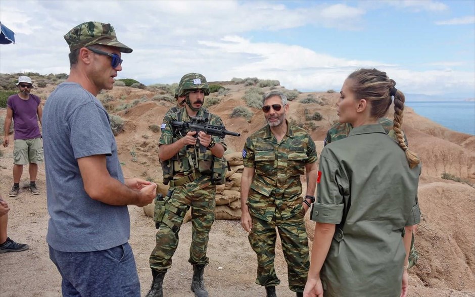 Αιγαίο SOS. Στην κωμωδία του τηλεοπτικά έμπειρου Πιέρρου Ανδρακάκου («Οι βασιλιάδες», «Ταμάμ»), με καστ γνωστών ηθοποιών -Θοδωρής Αθερίδης, Πάνος Βλάχος, Ευαγγελία Συριοπούλου-, ελληνικές και τουρκικές φρεγάτες οργώνουν το Αιγαίο, όταν ένας μεγάλος σεισμός φέρνει στην επιφάνεια μια βραχονησίδα σε διεθνή χωρικά ύδατα.