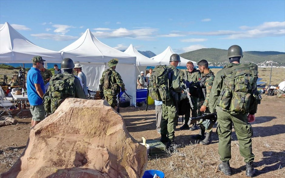 Αιγαίο SOS. Στην κωμωδία του τηλεοπτικά έμπειρου Πιέρρου Ανδρακάκου («Οι βασιλιάδες», «Ταμάμ»), με καστ γνωστών ηθοποιών -Θοδωρής Αθερίδης, Πάνος Βλάχος, Ευαγγελία Συριοπούλου-, ελληνικές και τουρκικές φρεγάτες οργώνουν το Αιγαίο, όταν ένας μεγάλος σεισμός φέρνει στην επιφάνεια μια βραχονησίδα σε διεθνή χωρικά ύδατα.