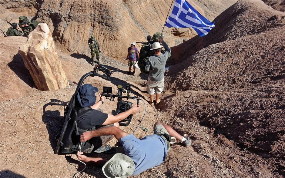 Αιγαίο SOS. Στην κωμωδία του τηλεοπτικά έμπειρου Πιέρρου Ανδρακάκου («Οι βασιλιάδες», «Ταμάμ»), με καστ γνωστών ηθοποιών -Θοδωρής Αθερίδης, Πάνος Βλάχος, Ευαγγελία Συριοπούλου-, ελληνικές και τουρκικές φρεγάτες οργώνουν το Αιγαίο, όταν ένας μεγάλος σεισμός φέρνει στην επιφάνεια μια βραχονησίδα σε διεθνή χωρικά ύδατα.