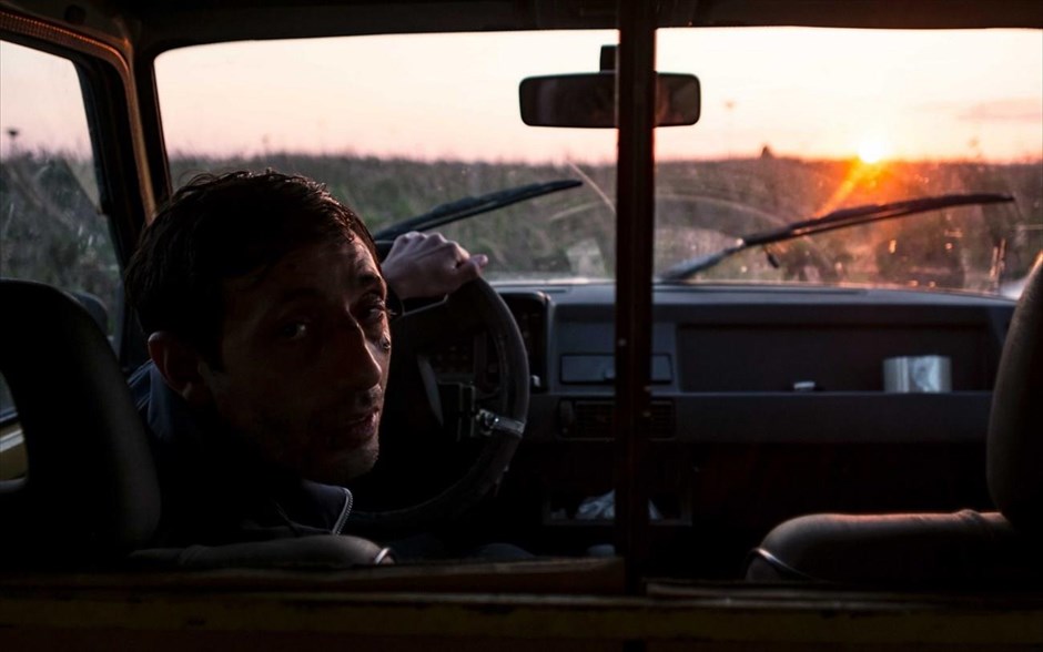Dogman. Ο Ματέο Γκαρόνε του «Gomorra» επιστρέφει στην αθέατη πλευρά της Ιταλίας με την απίστευτη, κι όμως αληθινή, ιστορία ενός ανθρώπου της διπλανής πόρτας. Στις παρυφές μιας μητρόπολης, όπου ισχύει μόνο ο νόμος του πιο δυνατού, ο Μαρτσέλο, ένας μικροκαμωμένος και ευγενικός άντρας, μοιράζει τις μέρες του ανάμεσα σε ένα κομμωτήριο για σκύλους, την αγάπη του για την κόρη του και μία αμφιλεγόμενη σχέση υποταγής με τον Σιμόν -έναν πρώην πυγμάχο που τρομοκρατεί όλη τη γειτονιά.