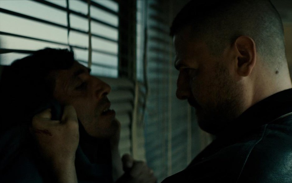 Dogman. Ο Ματέο Γκαρόνε του «Gomorra» επιστρέφει στην αθέατη πλευρά της Ιταλίας με την απίστευτη, κι όμως αληθινή, ιστορία ενός ανθρώπου της διπλανής πόρτας. Στις παρυφές μιας μητρόπολης, όπου ισχύει μόνο ο νόμος του πιο δυνατού, ο Μαρτσέλο, ένας μικροκαμωμένος και ευγενικός άντρας, μοιράζει τις μέρες του ανάμεσα σε ένα κομμωτήριο για σκύλους, την αγάπη του για την κόρη του και μία αμφιλεγόμενη σχέση υποταγής με τον Σιμόν -έναν πρώην πυγμάχο που τρομοκρατεί όλη τη γειτονιά.
