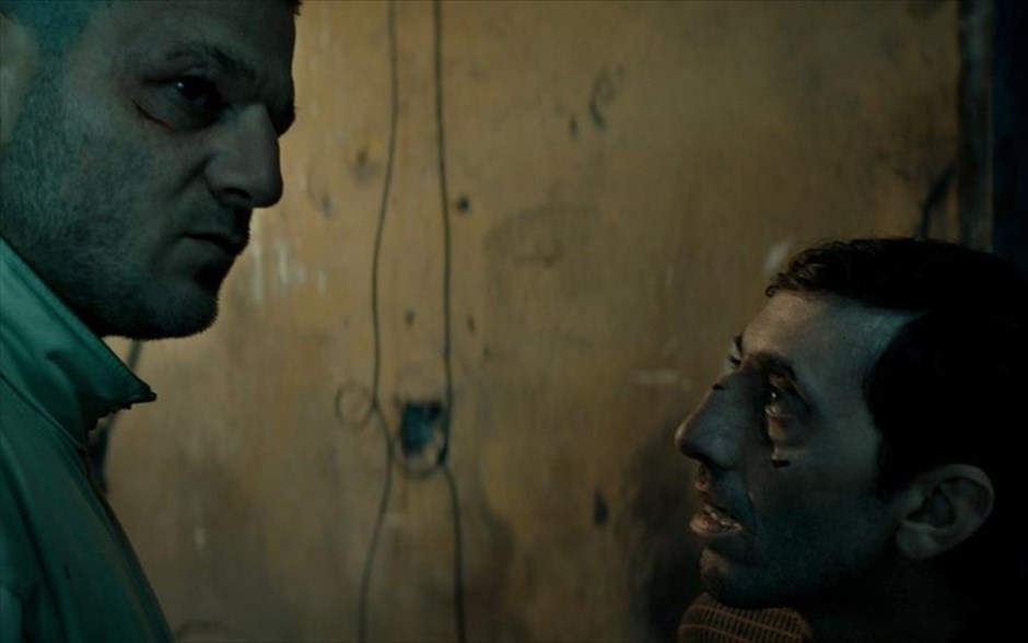 Dogman. Ο Ματέο Γκαρόνε του «Gomorra» επιστρέφει στην αθέατη πλευρά της Ιταλίας με την απίστευτη, κι όμως αληθινή, ιστορία ενός ανθρώπου της διπλανής πόρτας. Στις παρυφές μιας μητρόπολης, όπου ισχύει μόνο ο νόμος του πιο δυνατού, ο Μαρτσέλο, ένας μικροκαμωμένος και ευγενικός άντρας, μοιράζει τις μέρες του ανάμεσα σε ένα κομμωτήριο για σκύλους, την αγάπη του για την κόρη του και μία αμφιλεγόμενη σχέση υποταγής με τον Σιμόν -έναν πρώην πυγμάχο που τρομοκρατεί όλη τη γειτονιά.