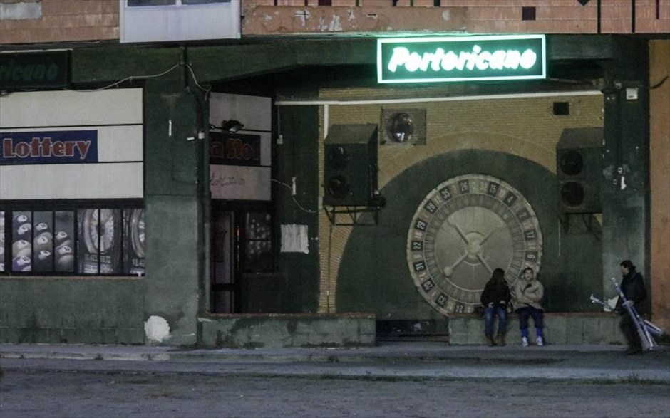 Dogman. Ο Ματέο Γκαρόνε του «Gomorra» επιστρέφει στην αθέατη πλευρά της Ιταλίας με την απίστευτη, κι όμως αληθινή, ιστορία ενός ανθρώπου της διπλανής πόρτας. Στις παρυφές μιας μητρόπολης, όπου ισχύει μόνο ο νόμος του πιο δυνατού, ο Μαρτσέλο, ένας μικροκαμωμένος και ευγενικός άντρας, μοιράζει τις μέρες του ανάμεσα σε ένα κομμωτήριο για σκύλους, την αγάπη του για την κόρη του και μία αμφιλεγόμενη σχέση υποταγής με τον Σιμόν -έναν πρώην πυγμάχο που τρομοκρατεί όλη τη γειτονιά.