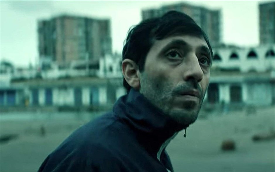 Dogman. Ο Ματέο Γκαρόνε του «Gomorra» επιστρέφει στην αθέατη πλευρά της Ιταλίας με την απίστευτη, κι όμως αληθινή, ιστορία ενός ανθρώπου της διπλανής πόρτας. Στις παρυφές μιας μητρόπολης, όπου ισχύει μόνο ο νόμος του πιο δυνατού, ο Μαρτσέλο, ένας μικροκαμωμένος και ευγενικός άντρας, μοιράζει τις μέρες του ανάμεσα σε ένα κομμωτήριο για σκύλους, την αγάπη του για την κόρη του και μία αμφιλεγόμενη σχέση υποταγής με τον Σιμόν -έναν πρώην πυγμάχο που τρομοκρατεί όλη τη γειτονιά.