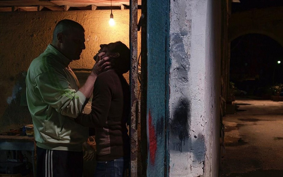 Dogman. Ο Ματέο Γκαρόνε του «Gomorra» επιστρέφει στην αθέατη πλευρά της Ιταλίας με την απίστευτη, κι όμως αληθινή, ιστορία ενός ανθρώπου της διπλανής πόρτας. Στις παρυφές μιας μητρόπολης, όπου ισχύει μόνο ο νόμος του πιο δυνατού, ο Μαρτσέλο, ένας μικροκαμωμένος και ευγενικός άντρας, μοιράζει τις μέρες του ανάμεσα σε ένα κομμωτήριο για σκύλους, την αγάπη του για την κόρη του και μία αμφιλεγόμενη σχέση υποταγής με τον Σιμόν -έναν πρώην πυγμάχο που τρομοκρατεί όλη τη γειτονιά.