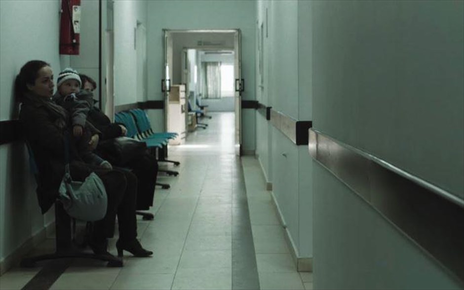 Το Ξεκίνημα της Μέρας. Στην ταινία του Τζεντιάν Κότσι -επίσημη υποβολή της Αλβανίας για το Όσκαρ Καλύτερης Ξενόγλωσσης Ταινίας, με τον Ηλία Αδάμη στη φωτογραφία και την εκπληκτική Ορνέλα Καπετάνι στον πρωταγωνιστικό ρόλο-, η Λέττα είναι σε δύσκολη οικονομική κατάσταση και δεν είναι σε θέση να πληρώσει το ενοίκιό της για πολλούς μήνες. Όταν ο ιδιοκτήτης του σπιτιού πετάει έξω εκείνη και τον -ενός έτους- γιο της, μετακομίζουν στο σπίτι της Σοφίας, μιας 80χρονης κατάκοιτης γυναίκας.