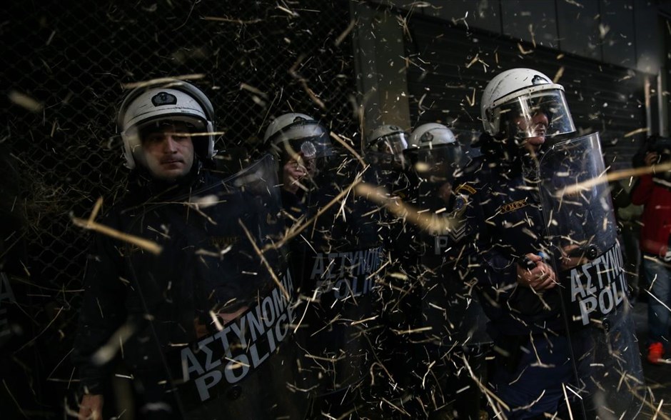 Διαμαρτυρία της ΠΟΕΔΗΝ έξω από το υπ. Οικονομικών. Στιγμιότυπο από την παράσταση διαμαρτυρίας μελών της ΠΟΕΔΗΝ (Πανελλήνιας Ομοσπονδίας Εργαζόμενων Δημοσίων Νοσοκομείων) έξω απο το Υπουργείο Οικονομικών, στην Αθήνα. Σε μια συμβολική κίνηση οι διαμαρτυρόμενοι έριξαν σανό στην είσοδο του υπουργείου, κίνηση με την οποία σχολιάζουν την έξοδο από τα μνημόνια ενώ στο πανό που έχουν αναρτήσει αναφέρεται: «Δεν τρώμε σανό να πιστέψουμε ότι βγήκαμε από τα μνημόνια».