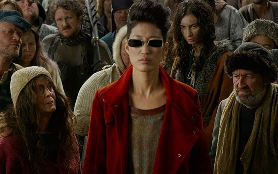 Mortal Engines. Το βιβλίο του Φίλιπ Ριβ εμπνέει τους παραγωγούς του «Άρχοντα των Δαχτυλιδιών» και του «Χόμπιτ», με τον Πίτερ Τζάκσον να συνυπογράφει το σενάριο και τον Κρίσταν Ρίβερς («King Kong») στη σκηνοθεσία μιας περιπέτειας φαντασίας από το μέλλον, όπου οι πόλεις κινούνται πάνω σε τροχούς και επιβιώνουν μόνο οι μεγαλύτερες, σε έναν δυστοπικό και αφιλόξενο κόσμο.