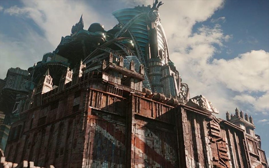 Mortal Engines. Το βιβλίο του Φίλιπ Ριβ εμπνέει τους παραγωγούς του «Άρχοντα των Δαχτυλιδιών» και του «Χόμπιτ», με τον Πίτερ Τζάκσον να συνυπογράφει το σενάριο και τον Κρίσταν Ρίβερς («King Kong») στη σκηνοθεσία μιας περιπέτειας φαντασίας από το μέλλον, όπου οι πόλεις κινούνται πάνω σε τροχούς και επιβιώνουν μόνο οι μεγαλύτερες, σε έναν δυστοπικό και αφιλόξενο κόσμο.