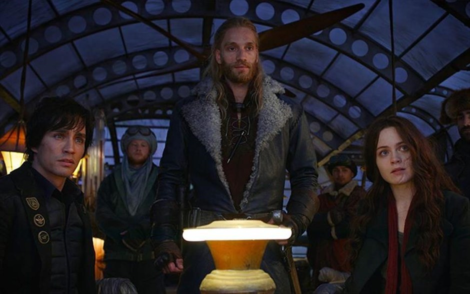 Mortal Engines. Το βιβλίο του Φίλιπ Ριβ εμπνέει τους παραγωγούς του «Άρχοντα των Δαχτυλιδιών» και του «Χόμπιτ», με τον Πίτερ Τζάκσον να συνυπογράφει το σενάριο και τον Κρίσταν Ρίβερς («King Kong») στη σκηνοθεσία μιας περιπέτειας φαντασίας από το μέλλον, όπου οι πόλεις κινούνται πάνω σε τροχούς και επιβιώνουν μόνο οι μεγαλύτερες, σε έναν δυστοπικό και αφιλόξενο κόσμο.