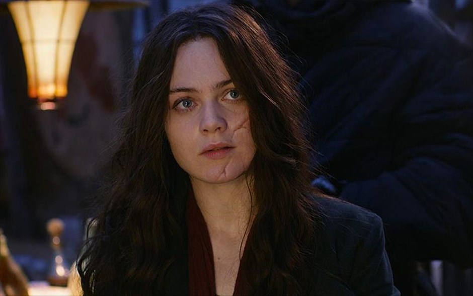 Mortal Engines. Το βιβλίο του Φίλιπ Ριβ εμπνέει τους παραγωγούς του «Άρχοντα των Δαχτυλιδιών» και του «Χόμπιτ», με τον Πίτερ Τζάκσον να συνυπογράφει το σενάριο και τον Κρίσταν Ρίβερς («King Kong») στη σκηνοθεσία μιας περιπέτειας φαντασίας από το μέλλον, όπου οι πόλεις κινούνται πάνω σε τροχούς και επιβιώνουν μόνο οι μεγαλύτερες, σε έναν δυστοπικό και αφιλόξενο κόσμο.