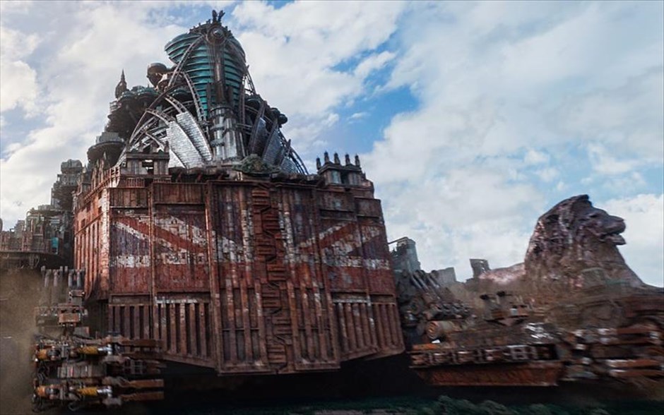 Mortal Engines. Το βιβλίο του Φίλιπ Ριβ εμπνέει τους παραγωγούς του «Άρχοντα των Δαχτυλιδιών» και του «Χόμπιτ», με τον Πίτερ Τζάκσον να συνυπογράφει το σενάριο και τον Κρίσταν Ρίβερς («King Kong») στη σκηνοθεσία μιας περιπέτειας φαντασίας από το μέλλον, όπου οι πόλεις κινούνται πάνω σε τροχούς και επιβιώνουν μόνο οι μεγαλύτερες, σε έναν δυστοπικό και αφιλόξενο κόσμο.