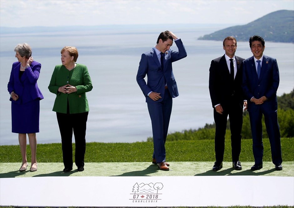 POY 2018. Η πρωθυπουργός της Βρετανίας, Τερέζα Μέι, η Γερμανίδα Καγκελάριος, Άγκελα Μέρκελ, ο πρωθυπουργός του Καναδά,&nbsp;Τζάστιν Τριντό, ο Πρόεδρος της Γαλλίας, Εμανουέλ Μακρόν και ο Ιάπωνας πρωθυπουργός&nbsp;Σίνζο Άμπε, περιμένουν τον Πρόεδρο των ΗΠΑ, Ντόναλντ Τραμπ, για&nbsp;να φωτογραφηθούν στη Σύνοδο Κορυφής των επτά πλουσιότερων οικονομιών του πλανήτη (G7) στο Κεμπέκ&nbsp;του Καναδά (8 Ιουνίου 2018).&nbsp;